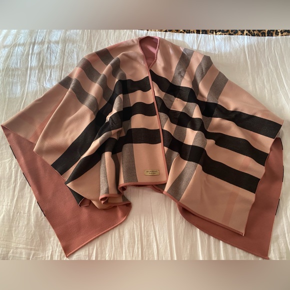 🌷Pretty Pink Burberry Poncho🌷 - Picture 7 of 10